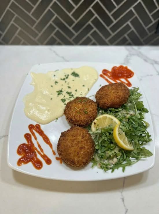 Crab Cakes Benedict.