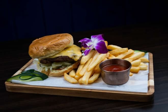 Hamburguesa Con Queso Con Papas Fritas / Cheeseburger with Fries.