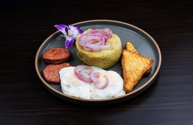 Tres Golpes Con 2 Queso, 2 Huevo Y 2 Salami / Three Strikes with 2 Cheese, 2 Egg & 2 Salami.