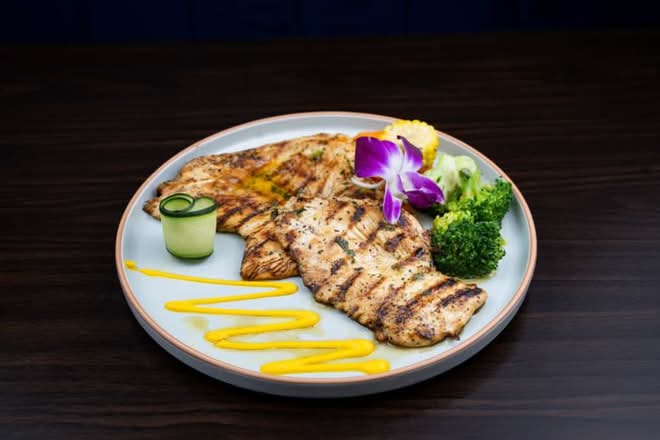 Pechuga La Plancha / Grilled Chicken Breast Platter.