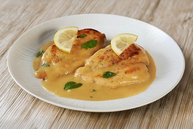 Pechuga Al Limon O Ajillo / Grilled Chicken Breast Platter.