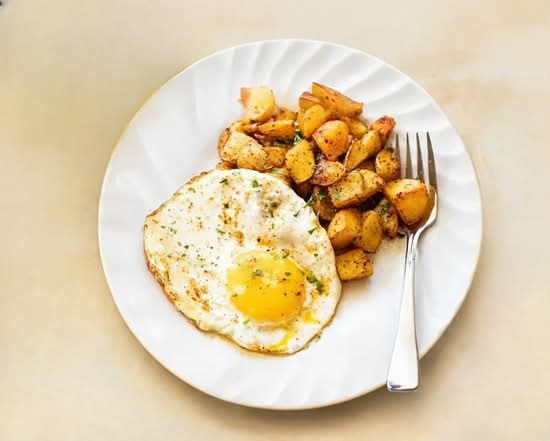 2 Huevos Con Papas Casera Con Café O Te / 2 Eggs with Home Fries with Coffee or Tea.