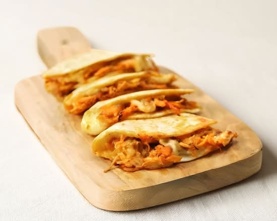 Quesadilla Pollo O Carnes / Chicken or Beef Quesadilla.