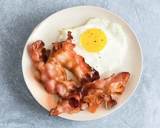 2 Huevos Cualquier Estilo Con Tocineta O Šalchicha / 2 Eggs with Bacon or Ham or Sausages.