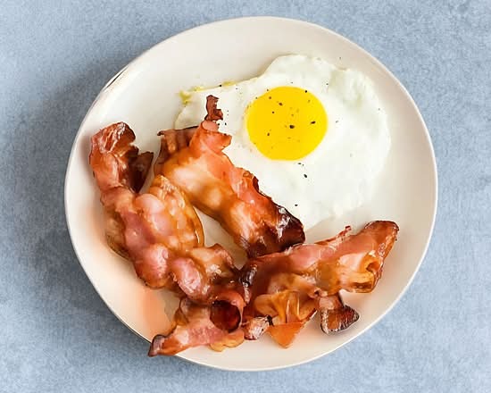 2 Huevos Cualquier Estilo Con Tocineta Y Queso / 2 Eggs with Bacon and Cheese.
