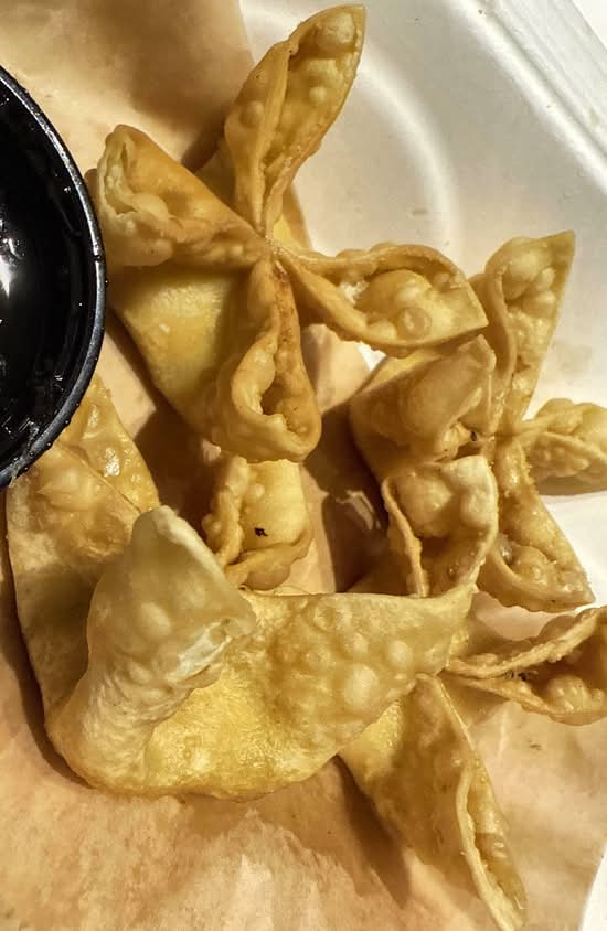 Crab Rangoon (เกี๊ยวห่อชีส).