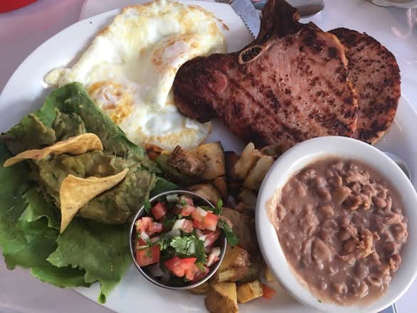 Chuletas Ahumadas Con Huevos.