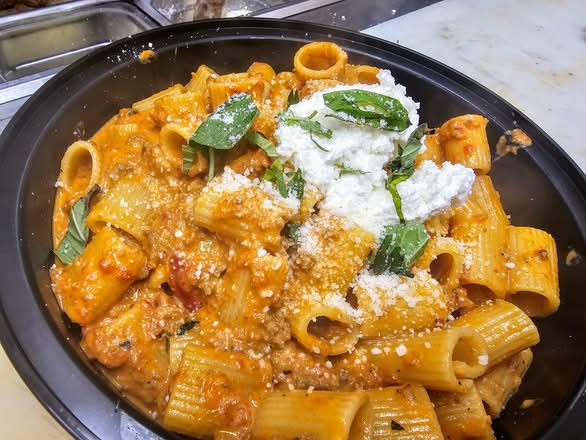 Rigatoni Bolognese (Lunch).